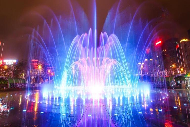 矩阵喷泉就是按照预先编辑的程序变换喷水造型和灯光色彩强弱变化的喷泉