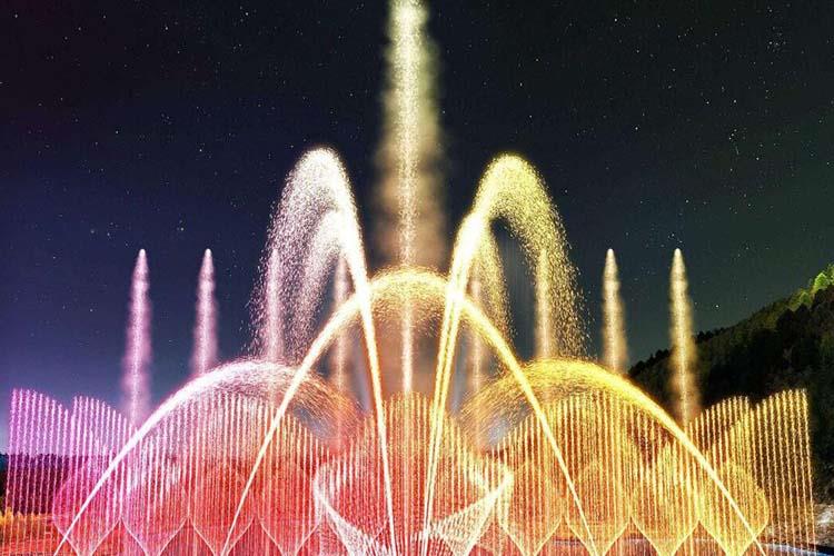 大型音乐喷泉可以装点、衬托其它景观