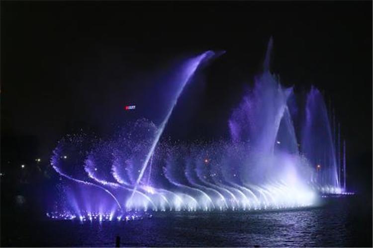 水景喷泉中，喷泉所展示的功能也是充分展现美化和环保的主要功能。一方面，音乐喷泉显示建设者的气势和
