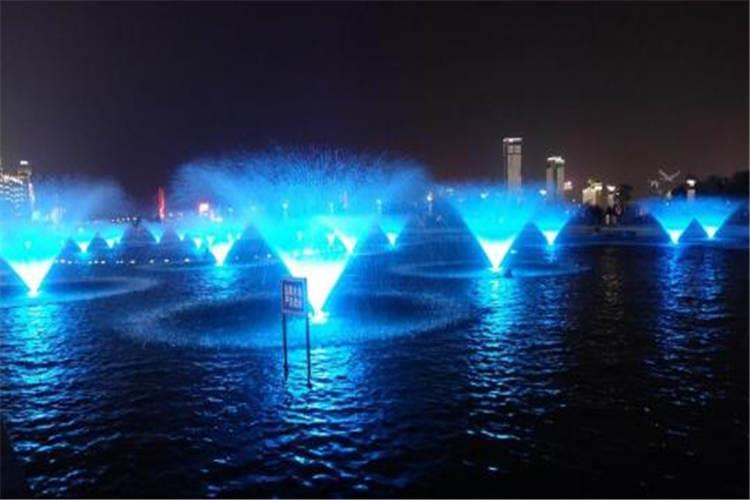 漂浮喷泉的位置和运动速度的变化是产生摇摆水型潇洒风彩的重要因素